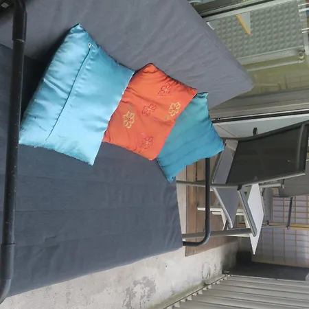 Charming Bright With Balcony アパート